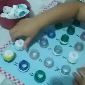 417K views · 5.5K reactions | Il magico mondo del'alfabetizzazione! Un'attività utilissima che permette di associare il fonema maiuscolo al suo relativo corsivo, usando i tappi delle bottiglie d'acqua... STRAORDINARIO! | MI PIACE La Dialettica Inclusiva | Facebook