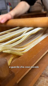 Oggi ti voglio parlà di uno degli attrezzi che, nella storia, ha aiutato le massaie a realizzare una delle cose che ho più a cuore nella vita: i maccheroni alla chitarra. 🍝✨ “Lu Carrature” o per gli amici “Lu Maccarunare”! #abruzzo #tradizione #pasta #lucarrature #lumaccarunare #maccheroni #chitarra #storia #echefainoncivai | JustGiò