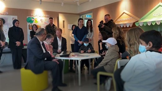 Meghan hugs mother of cancer patient on Jordan visit