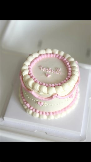 Месяц нашей Авроре ❤️ Тортик пекла сама, теперь каждый месяц будет милый девчачий тортик ) #многомама #материнство #торты #месяцмалышки