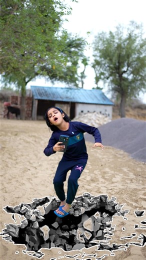 मानसी जमीन के अंदर चलीं गईं 😱 #shorts #viralvideo #youtubeshorts