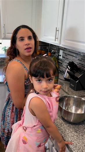 1M views · 49K reactions | I’m a blind parrot and that does not mean that I cannot do fun activities with my kids like baking! #visuallyimpaired #disabilityawareness #momlife #toddlerlife #brownies #kidsactivities | Katy’s Eyes | Facebook