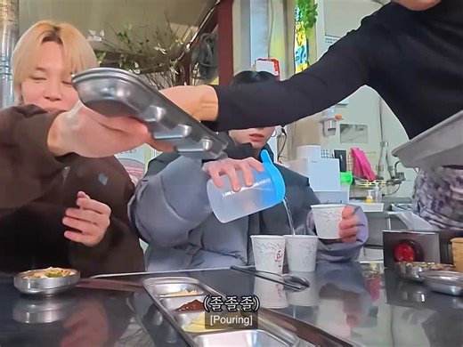 เท่าที่สังเกต พี่ยุนกิชอบสปอยน้องมากขนาดน้องแพ้เกม ยังบอกให้น้องไปกินขนม🥹 แต่เรื่องรินน้ำเข้าใจพี่โฮปนะ จริงๆในวงก็หยวนๆกันหลายเรื่อง บังทันไม่ได้เคร่ง seniority มากขนาดนั้น แต่สอนเพราะกลัวน้องติดโดนสปอยแหละ พอเป็นไอดอลด้วยคนก็จับตามองเยอะ เดี๋ยวจะโดนคนนอกว่าเอางี้