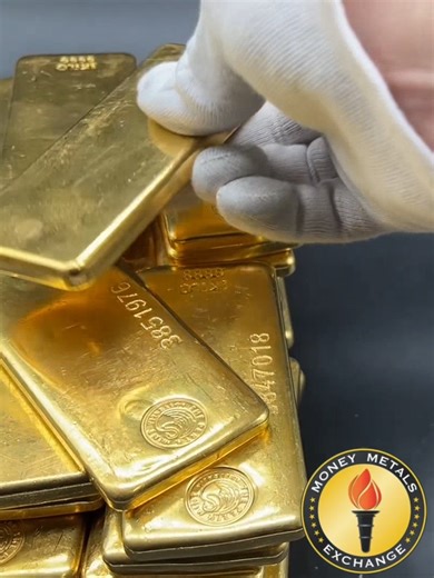 We Didn’t Expect This: Kilo Gold Bar Stacks Worth $7M Two stacks of kilo gold bars. One on the left, one on the right. And the numbers are hard to ignore. Left stack: 36 kilo gold bars Estimated value in 1996: $447,923 Right stack: 11 kilo gold bars Estimated value in January 2026: $1,626,825 Total: 47 kilo gold bars Estimated melt value in January 2026: $6,950,981 (about $7M) A kilo gold bar contains about 32.151 troy ounces of gold. When you see physical stacks like this next to real-world val