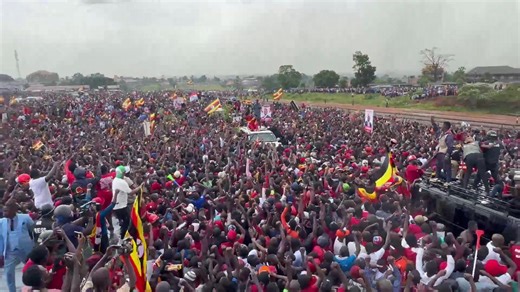Pulezidenti wa National Unity Platform Kyagulanyi Ssentamu Robert aka Bobi Wine atuukidde wakati mu mizira n'enduulu okuva mu bawagizi be ku Railway grounds, Iganga. #ffemmwemmweffe #UgandaDecides2026 #UgandaDecides #AnewUgandaNow #protestvote2026 #PeoplePowerOurPower | Radio Simba Ffemwe Mweffe