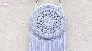 Les cuento las cualidades de este bolso 🤩 Es pequeño y liviano para transportar tus cosas mas importantes.También es bonito y muy fácil de tejer. Se hace rápido, solo deben seguirme en el paso a paso 😉 ¿A quién le gusta tejer bolsos a crochet? | HandworkDiy