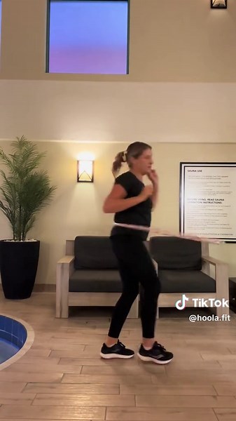 Here’s a short & sweet combo to get you flowing between some of the hula hoop moves we’ve already learned. We’ve got: Isolation ➡️ Figure 8 ➡️ Jump to Waist ➡️ Lift to Overhead Hand Spin Have fun with it, and if you’ve got it in one direction, do this same combo on your non dominant side for bonus points 😉 #hulahooping #hulahooptricks #hulahoopteacher