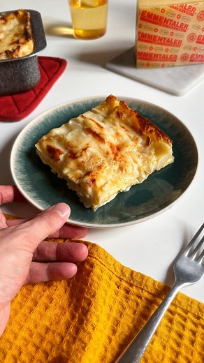 Gigi® on Instagram: "Pasticcio di cipolle ed Emmentaler 🧅🧀 Questa ricetta clamorosa è una mia reinterpretazione del “pasticcio della Bruna”, un regalo ormai mitologico che ogni anno arriva sulla tavola di mia madre quando comincia a fare freddo. Siccome quest’anno non ho ancora avuto la fortuna di mangiarmelo, ho deciso di prepararmelo da solo e farmi una coccola speciale…veramente sublime! 〰️〰️〰️ Lista della spesa: 1kg cipolle bianche 300g Emmentaler Svizzero DOP 15/20 sfoglie di pasta sottil