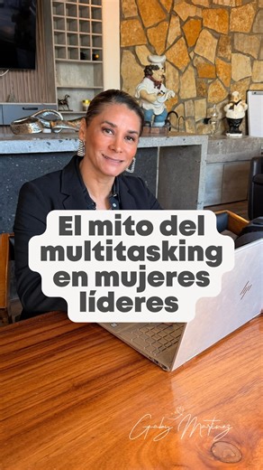 Claro yo lo hago “soy multitask”.. que lo haga una mujer al fin “ellas son multitask” ¿te suena familiar? Nos hicieron creer que nosotras por ser mujeres tenemos este súper poder que los hombres no tienen, pero esto no es real y además ya se comprobó que esto nos está haciendo daño a nivel cognitivo y evidentemente nos está llevando a sentirnos agotadas y sobrepasadas. Si quieres ser una buena líder requieres enfoque y ser eficaz, asi que deja de presumir que eres Multitask y aprende a decir NO 