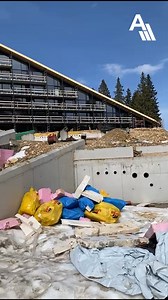 Hier zeigen wir Ihnen den Baufortschritt der Appartements und Lodges in Hinterstoder die es zum Kauf gibt :) Schauen Sie sich nur diese wahnsinns Aussicht an. Da will man doch gleich einziehen oder einfach sofort auf die Piste, die direkt an der Mittelstation im Weltcup-Skigebiet Hinterstoder liegt. ⛷🏂 Zu kaufen gibt es Appartments und Lodges von dem stilvollen 4-Sterne Superior Resort mit Nachhaltigkeitscharakter auf internationalem Top-Niveau. Die perfekte Mischung aus touristischer Vermietun