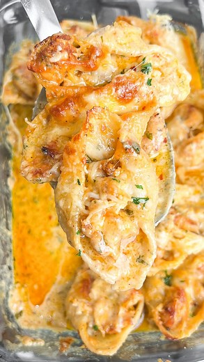 Mallory Austin | Food Blogger on Instagram: "Chicken scampi stuffed shells are topped with cheese and baked to bubbly perfection. ✨Recipe is linked in my bio✨ Stuffed shells are such a fun take on the usual pasta noodles. You’ll love the contrast of the chewy shells and the creamy sauce, tender chicken and melty cheese. This chicken scampi is comfort food at its best! #chickenscampi #scampi #pastarecipe #pastabake #easydinnerideas #easymealideas #30minutemeals #recipereels"