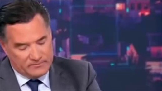Ο Άδωνις είναι γνωστός για τις παπάντζες που λέει. Εδώ τον βλέπετε να ισχυρίζεται με θράσος πως η Ευρωπαία Εισαγγελέας κυρία Πόπη Παπανδρέου έφερε τις δικογραφίες για τον ΟΠΕΚΕΠΕ για να εκβιάσει δήθεν την ανανέωση της θητείας της.Η αλήθεια:Η θητεία της κυρίας Παπανδρέου ανανεώθηκε ομόφωνα από το Κολλέγιο Ευρωπαίων Εισαγγελέων στις 14 Νοεμβρίου 2025 και η ανανέωση είναι πενταετής.