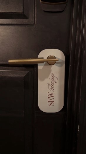 Holiday Surprises Await! ✨ Our limited-edition Holiday Collector’s Suite at Emeline, created with @caconover and @sewingdownsouth, is your festive Charleston retreat. From layers of pillow, a fully dressed tree to Santa turndown service, curated Charleston tips from Craig, and a shoppable suite of seasonal favorites, every detail is designed for holiday magic. 🎄 Link in bio to book your stay! #SewingDownSouth #HotelEmeline #Charleston #CraigConover #Holiday #BookYourStay | Sewing Down South