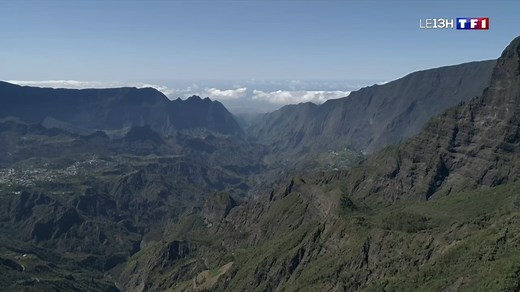 811K views · 8.2K reactions | On vous emmène sur l'île de la Réunion pour découvrir le GR R1, l'un des plus beaux sentiers de randonnée du pays. Il fait le tour du Piton des Neiges avec des vues à couper le souffle  | TF1 INFO | Facebook