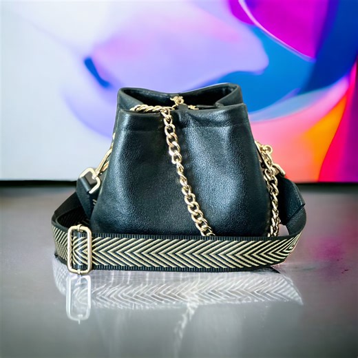 Piccola borsa a tracolla in pelle nera . #bag #diybag #borsadonna #cucire #creare #handmade #faidate #fattoamano #tutorial #borsainpelle #acessorio | KIKA Tutorial Creativi