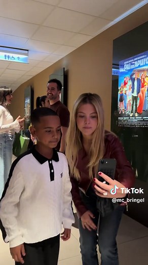 OLHA SÓ QUEM EU ENCONTREI 😱 Você sabe quem é essa atriz? @julinhagomes #chiquititas #mariahchiquititas #atriz #encontro #viral