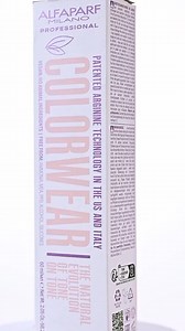 Con Color Wear, nuestra coloración sin amoníaco, transformas el proceso de coloración en un auténtico ritual de cuidado. ✨ Formulada con tecnología innovadora e ingredientes de alto rendimiento, Color Wear ofrece un color intenso, un brillo radiante y suavidad, ¡sin dañar tu cabello! Sin amoníaco y con un pH ácido, respeta la fibra capilar y preserva su salud, garantizando un resultado uniforme y natural con reflejos vibrantes. Ideal para: 💫 Realzar el tono natural del cabello 💫 Revitalizar el