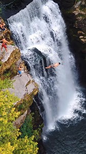 Gainer tour is on 🔋 Feat big boss @middle.door 🤝 #dods #cliffjumping #cliffjump #døds #deathdiving #adrenaline #adventure | Enzo Benezet