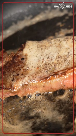 [LA CUISSON DU JOUR] ⤵️ Testez cette cuisson de FAUX-FILET DE BOEUF réalisée par votre boucher préféré @novoviande 👨‍🍳🤤 A accompagner de frites maison ou d'une salade fraîche pour les plus raisonnable ! 🍽️ Quantité pour 1 à 2 personnes : 250 g de faux-filet maturé 1 gousse d'ail 60 g de beurre Sel, poivre 🍴 Les étapes : Sortez le faux-filet maturé de son emballage, puis placez-le sur une planche à découper. Salez et poivrez généreusement les deux côtés. Faites chauffer une poêle à feu moyen