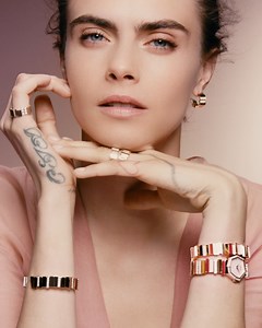 Slices of colorful ornamental stones and a pink mother-of-pearl dial illuminated by diamonds reflect the joint inspirations of the 'Gem Dior' collection on.dior.com/gemdior by Victoire De Castellane. The watch worn by Dior Joaillerie face Cara Delevingne recalls not only natural mineral strata but also the fabric swatches pinned to Monsieur Dior's couture sketches. © David Sims | Dior