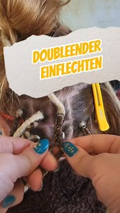 Synthetische Dreadlocks richtig einflechten, ohne Zug und ohne Schaden. Hier siehst du eine mögliche Methode wie du es machst. Optional das Echthaar durch den Loc führen, dann in zwei Strähnen teilen und sauber umflechten. Die Frisur gilt als Protective Hairstyle und kann mehrere Wochen getragen werden. Waschen mit mildem, silikonfreiem Shampoo, ohne Styling oder Extra-Pflege. Fixiert wird mit kleinen Gummies oder alternativ mit Faden. Ausflechten funktioniert später einfach rückwärts. Speicher 