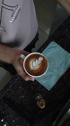 Tulip Latte Art Tutorial🌿 | barista |#latteart #barista #makingcoffee #coffeeart #coffee #coffeeart