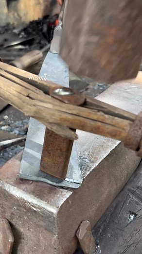 With only traditional tools, see how this blacksmith cuts the sides of the iron and shapes it into garden tools. ! #blacksmith #metalwork #handmade #Craftsmanship #rurallife #traditionalcraft #forging #cuttingskills #fbstyle #fypviralシ | Rizaldi