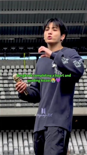 Jungkook completing a heart & sending kisses😘 Soundcheck day2 in Brussels💜