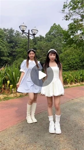 Jasmine Yong香米 on Instagram: "手快要打结了 🥵 #练两小时出来的效果将就看看👀 #magnetic #illit #dancecover @illit_official outfit @heartsandkisses.co"