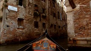 Il film-documentario “Carlo Goldoni. Venezia Gran Teatro del mondo”, in onda in prima visione sabato 2 marzo alle 22.40, rende omaggio a questa illustre tradizione teatrale e al suo massimo esponente. Firmato dal drammaturgo Luigi Lunari - a lungo collaboratore di Giorgio Strehler al Piccolo Teatro di Milano -, con la regia di Alessandro Bettero, il documentario ricostruisce l'ultimo Carnevale trascorso da Goldoni a Venezia prima dell'esilio francese nel 1762, alternando scene di ricostruzione s
