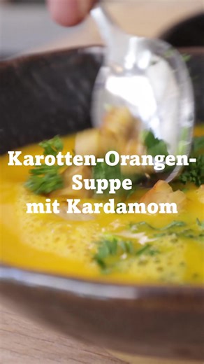 Karotten-Orangen-Suppe mit Kardamom und Tempeh