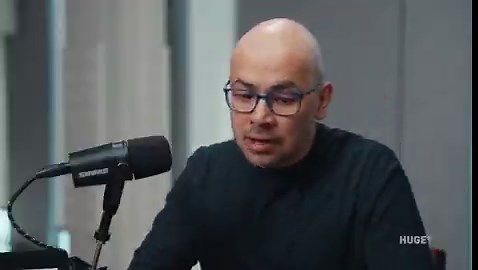 Demis Hassabis, Nobel de chimie, patron de Google DeepMind, vient de lâcher une phrase qui résume tout le malaise de l'industrie. Dans des entretiens accordés à Sebastian Mallaby pour sa biographie "The Infinity Machine", il confie que s'il n'avait tenu qu'à lui, il aurait gardé l'IA plus longtemps en laboratoire. Fait des choses comme AlphaFold. Peut-être guéri le cancer. Son modèle, c'était CERN : résoudre des problèmes fondamentaux un par un, sur une ou deux décennies, avant de déployer la te