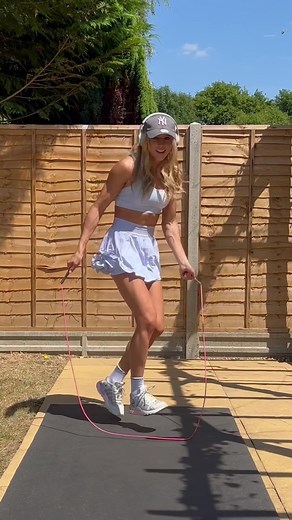 Fast footwork 😅 #shuffle #jumprope #skipping #fyp