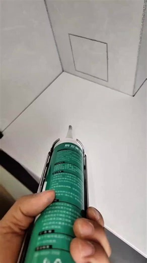 Flawless Finish: The Ball-Tip Caulk Hack! 🛁✨ ​Observe the satisfaction of a perfect caulk line! This video demonstrates a specialized nozzle attachment that dispenses and smooths sealant in a single, fluid motion, eliminating the mess of traditional methods. ​The Art of the Perfect Fillet ​This process combines application and tooling into one efficient step: ​The Setup: A vertical corner joint between white tiles requires waterproofing. The surface is clean to ensure the silicone adheres prope