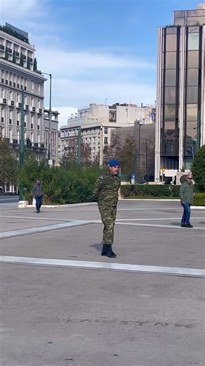 Σύνταγμα. Περιμένοντας την Αλλαγή Φρουράς! #greece #evzones #history #army #syntagma