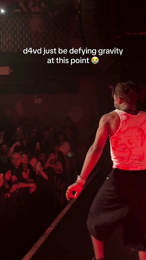 it’s the landing on beat for us 🤭 #d4vd #backflip #concert #performance