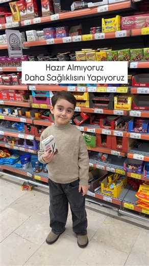 Betül Kalkan on Instagram: "Biscolata Stix Hazır almıyoruz çocuklarımıza evde daha sağlıklısını yapıyoruz. Oldukça pratik bir tarif. Malzemeler: -3 yemek kaşıgı dut kurusu şekeri( dut kurusunu blenderdan geçirip toz haline getirdim) -1 yemek kaşığı tereyağı ( oda sıcaklığında) -1 yumurta -1 su bardagı tam buğday unu veya dileğiniz un -Benmari usulü eritilmiş bitter çikolata(dikerseniz sütlü de kullanabilirsiniz) Yapılışı: Çikolata hariç tüm malzemeleri güzelce karıştıralım. Ele yapışmayan yumuş