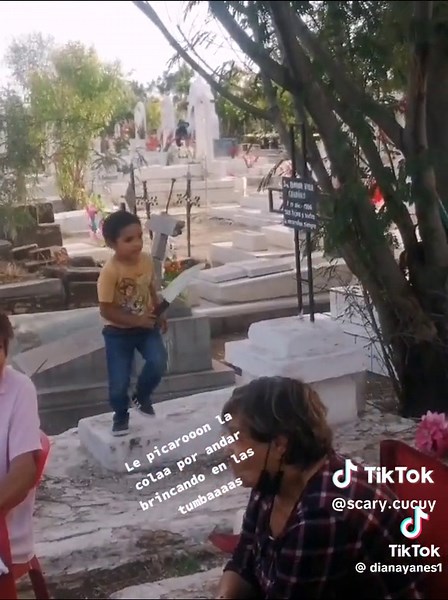 Niño jugando en las tumbas es regañado por fantasma #paranormal #ghost #fantasma #scarycucuy #sobrenatural
