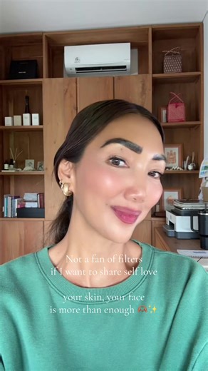 Filters are fun, but it’s even better to show your real skin, real face, aging gracefully and let that self love keep going 🫶🏽✨ On me: @rhode skin Pineapple Refresh @Givenchy Beauty Prism Libre Prep & Set Glow Mist @dermalogica @dermalogica indonesia Antioxidant Hydramist @YSL Beauty All Hours Hyperfinish No 2 @katokato_official super fine liner on brows @Alam Wellness Bali lash extensions @Benefit Cosmetics Benetint Dark Cherry - my obsession