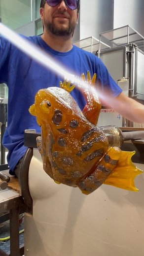 Sculpting a glass frog 🐸 Flint Institute of Arts. Who would give this frog 🐸 a kiss?! | Garmezy Glass