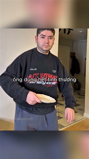 This father tried to rescue the cake from his son's mistake.