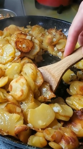 This is how potatoes should be made 🤯🥔 Crispy. Buttery. Perfect. 👉 Full recipe in the comments | Cooking & Baking