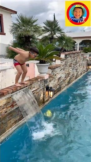 Jugando en la #alberca #pool #niñosfelices #jugandoenfamilia