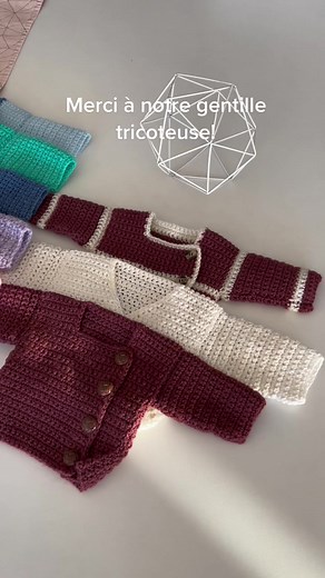 Adorables brassières en laine pour bébés faites à la main