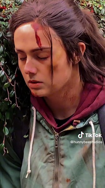 Ellie Cosplay as Clicker - The Last of Us 2 Cosplay Video