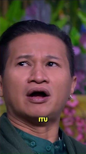 Ini kebiasaan Desta kalo lagi solat ied