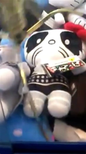 Hello Kitty Kiss Sanrio Arcade Claw Machine Win!!