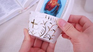 Willinglong 2 Pcs Porcelain Catholic Holy Water Font Ceramic Sacred Heart of Holy Water Fonts Wall Hanging Container for Home Church Entrance Decor First Communion Confirmation Gift(Jesus)