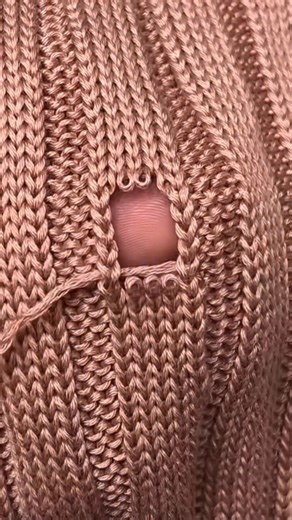 Hz market on Instagram: "Riparazione maglione: facile e soddisfacente 📍Passa a trovarci in Via Don Pietro Rizzo 45, Ferrara. Tutto per le tue creazioni handmade! 💕 #lana #uncinetto #fattoamano #artigianato #DIY #HZMarket #Ferrara#riparazione"