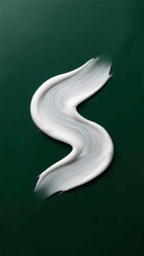 Przebarwienia to częsty problem, który dotyka prawie każdego, jednak nie każda plama na skórze jest tym samym. Jeśli walczysz ze śladami po niedoskonałościach, najpewniej masz do czynienia z PIH lub PIE. 👉🏻 Sprawdź w rolce, jakie składniki sprawdzą się w walce z konkretnym typem zmiany. Odpowiedni dobór składników to połowa sukcesu – reszta to Twoja cierpliwość i obowiązkowy SPF każdego dnia! ☺️💚 @skornerewolucje